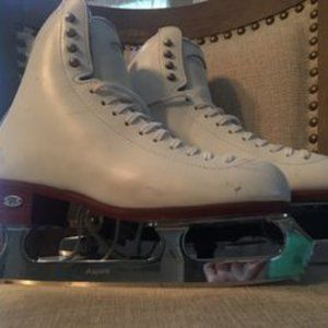 Riedell Ice skates Size 6 Excellent Condition with Extra Goodies